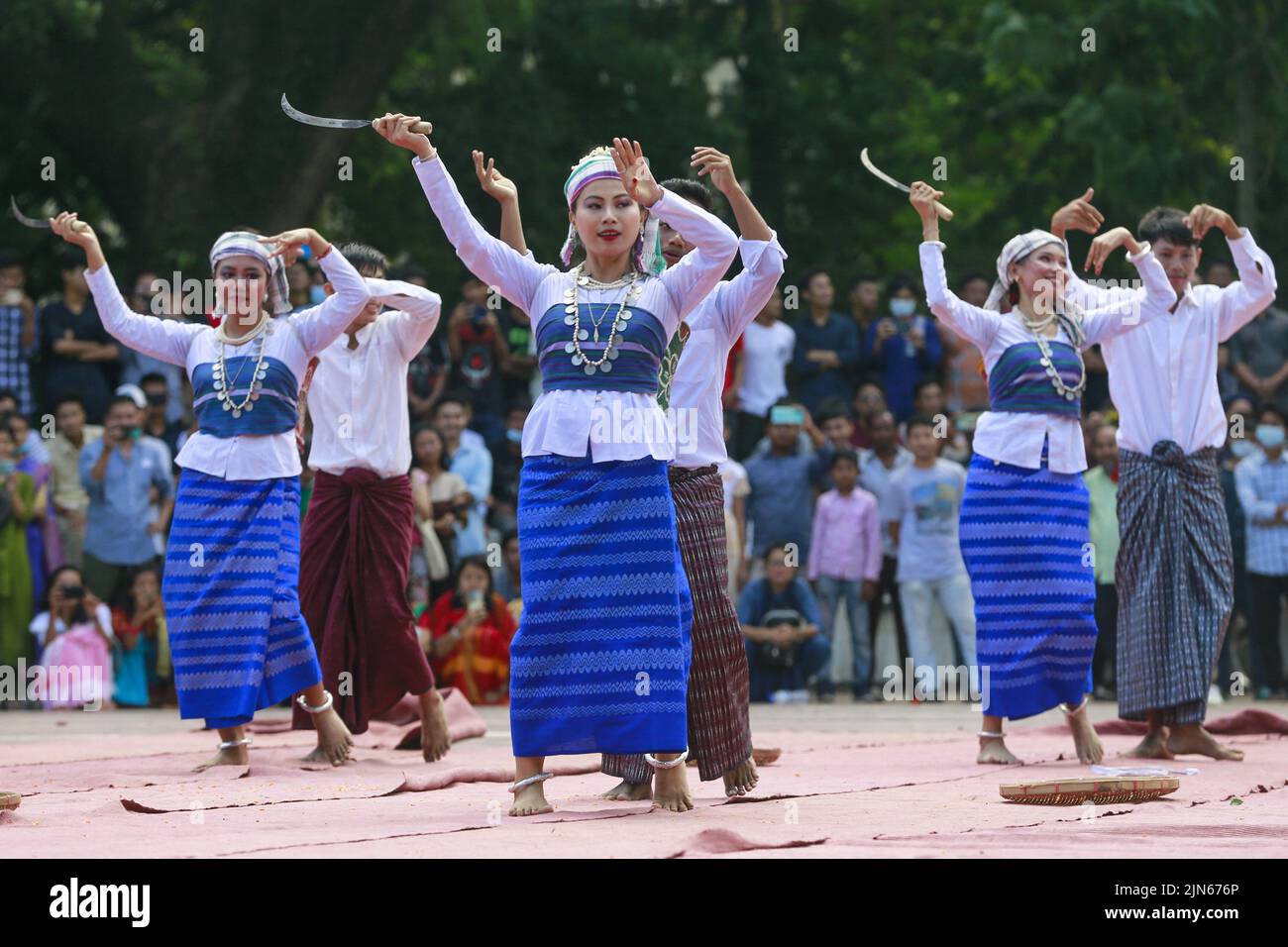 Dhaka, Bangladesh, 9 agosto 2022. Gli artisti indigeni del Bangladesh suonano musica danzando per celebrare la Giornata Mondiale degli indigeni al Minar Shaheed centrale a Dhaka, Bangladesh, il 9 agosto 2022. Foto di Suvra Kanti Das/ABACAPRESS.COM Foto Stock