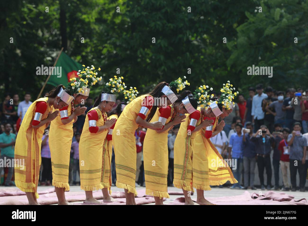 Dhaka, Bangladesh, 9 agosto 2022. Gli artisti indigeni del Bangladesh suonano musica danzando per celebrare la Giornata Mondiale degli indigeni al Minar Shaheed centrale a Dhaka, Bangladesh, il 9 agosto 2022. Foto di Suvra Kanti Das/ABACAPRESS.COM Foto Stock