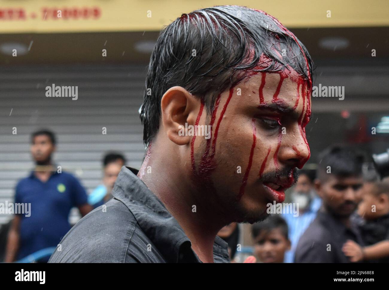 Kolkata, Bengala Occidentale, India. 9th ago 2022. (NOTA DEI REDATTORI: L'immagine contiene contenuti grafici) Un musulmano Shi'ite con la testa e il volto coperti di soste di sangue dopo che si flagellò durante una processione Muharram per marcare Ashura a Kolkata. (Credit Image: © Sudipta Das/Pacific Press via ZUMA Press Wire) Foto Stock