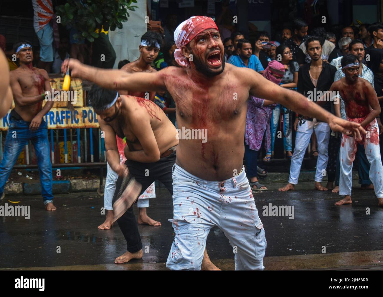 Kolkata, Bengala Occidentale, India. 9th ago 2022. (NOTA DEI REDATTORI: L'immagine contiene contenuti grafici) i musulmani sciiti si flagellano durante una processione Muharram che segna Ashura a Kolkata. (Credit Image: © Sudipta Das/Pacific Press via ZUMA Press Wire) Foto Stock