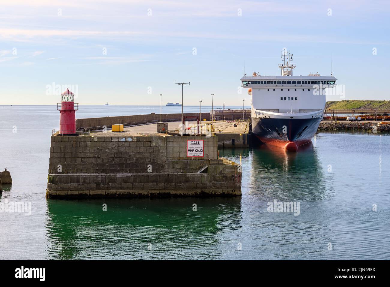 Traffico di traghetti presso il porto irlandese dell'Europort di Rosslare nella contea di Wexford 0 luglio 2022. Foto Stock