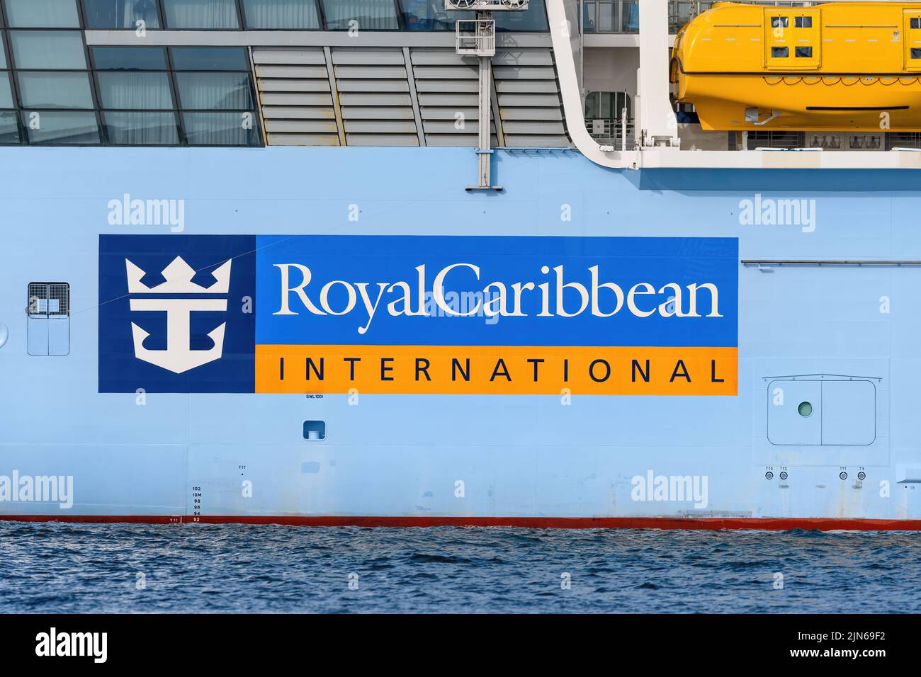 Il logo Royal Caribbean International sulla nave da crociera Anthem of the Seas. Foto Stock