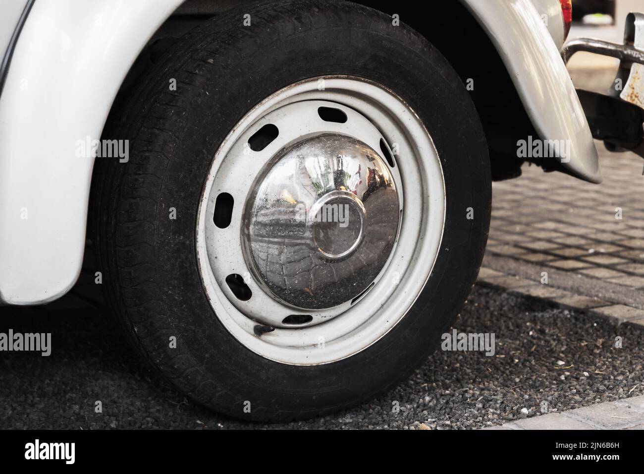 Ruota anteriore vintage con calotta cromata, foto da vicino Foto Stock