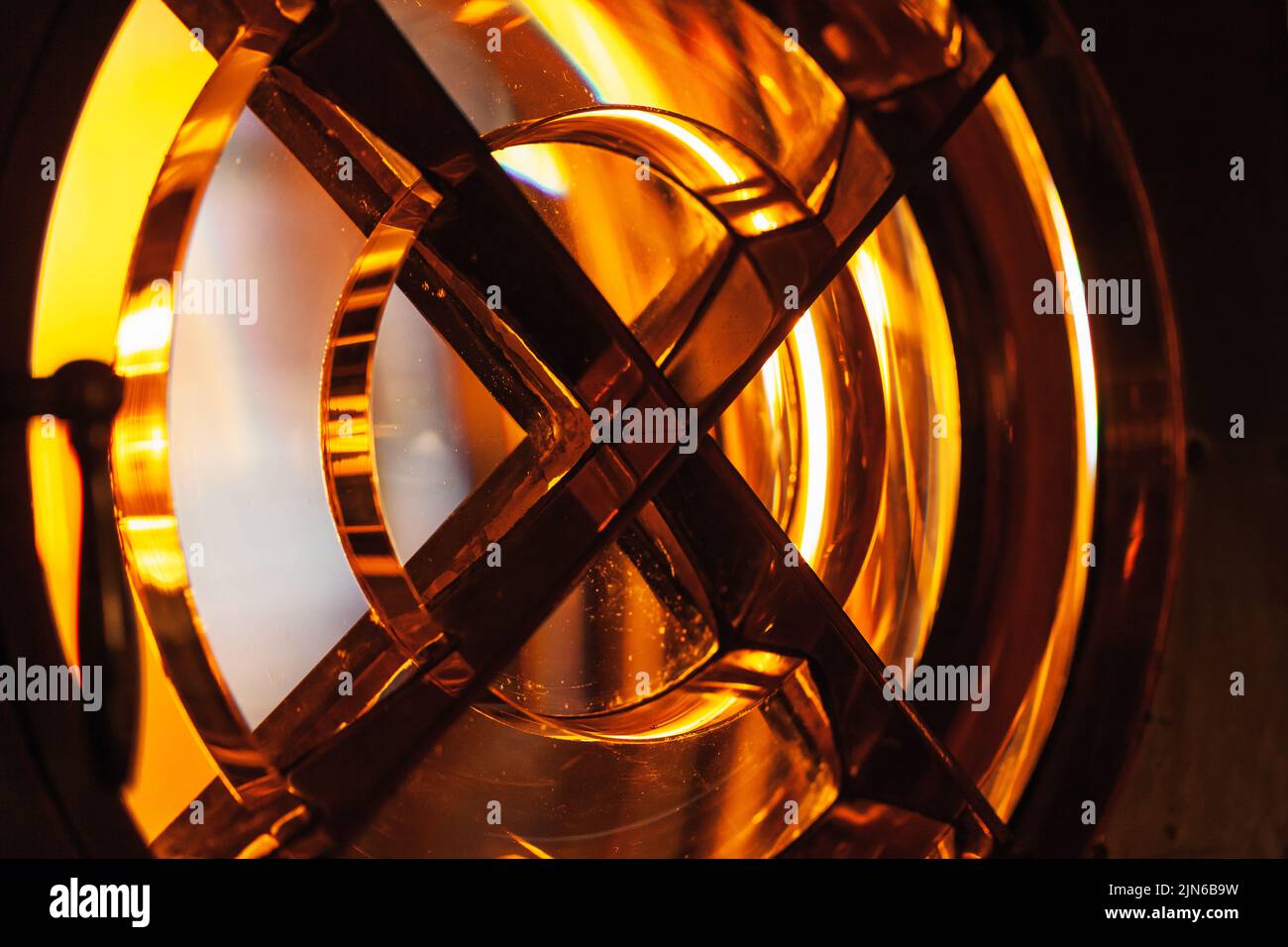 Faro giallo brillante con anelli in vetro di lente Fresnel e telaio in metallo Foto Stock