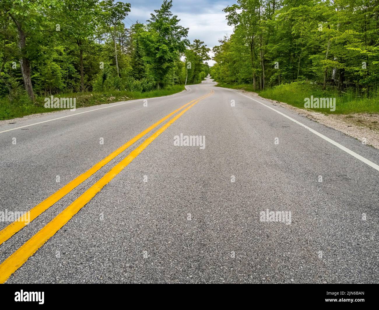 Vista ad angolo basso della Route 42 a Door County Wisconsin USA Foto Stock