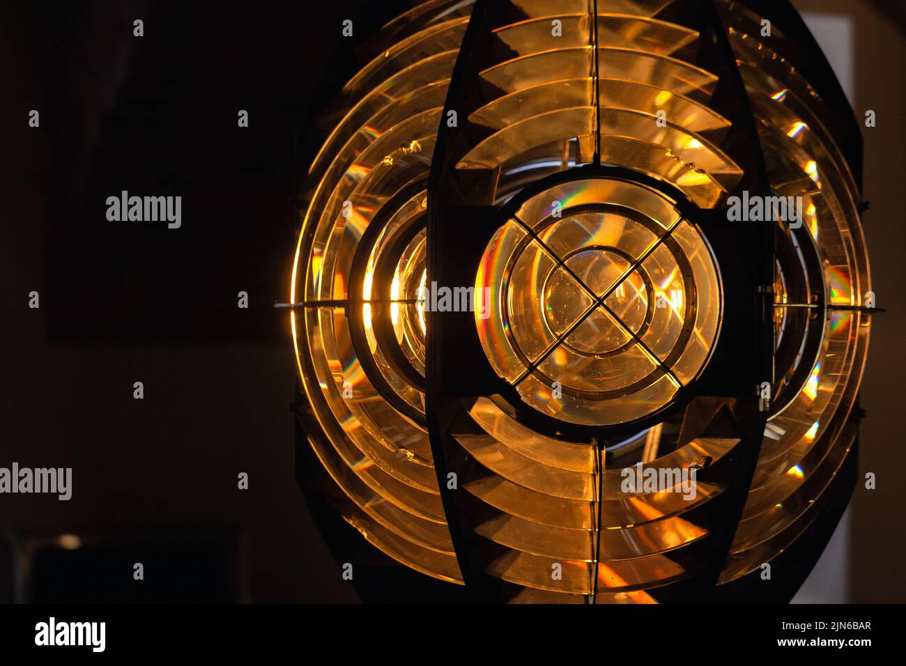 Faro con lente Fresnel. Si tratta di un tipo di lente compatta composita sviluppata dal fisico francese Augustin-Jean Fresnel per l'uso nel lighto Foto Stock