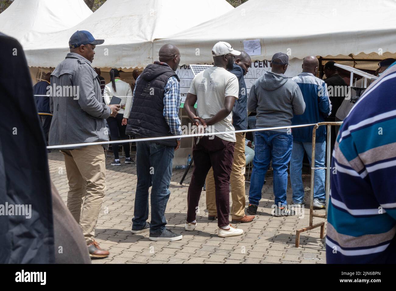 Nairobi, Kenya. 09th ago 2022. Gli elettori si accingono a votare presso una stazione di polling nel quartiere centrale degli affari di Nairobi. Le elezioni generali si svolgono in Kenya il 9 agosto 2022. Gli elettori stanno eleggendo il nuovo presidente, i membri dell'Assemblea Nazionale e del Senato, i governatori di contea del Kenya e i membri delle 47 assemblee di contea del Kenya. Credit: SOPA Images Limited/Alamy Live News Foto Stock