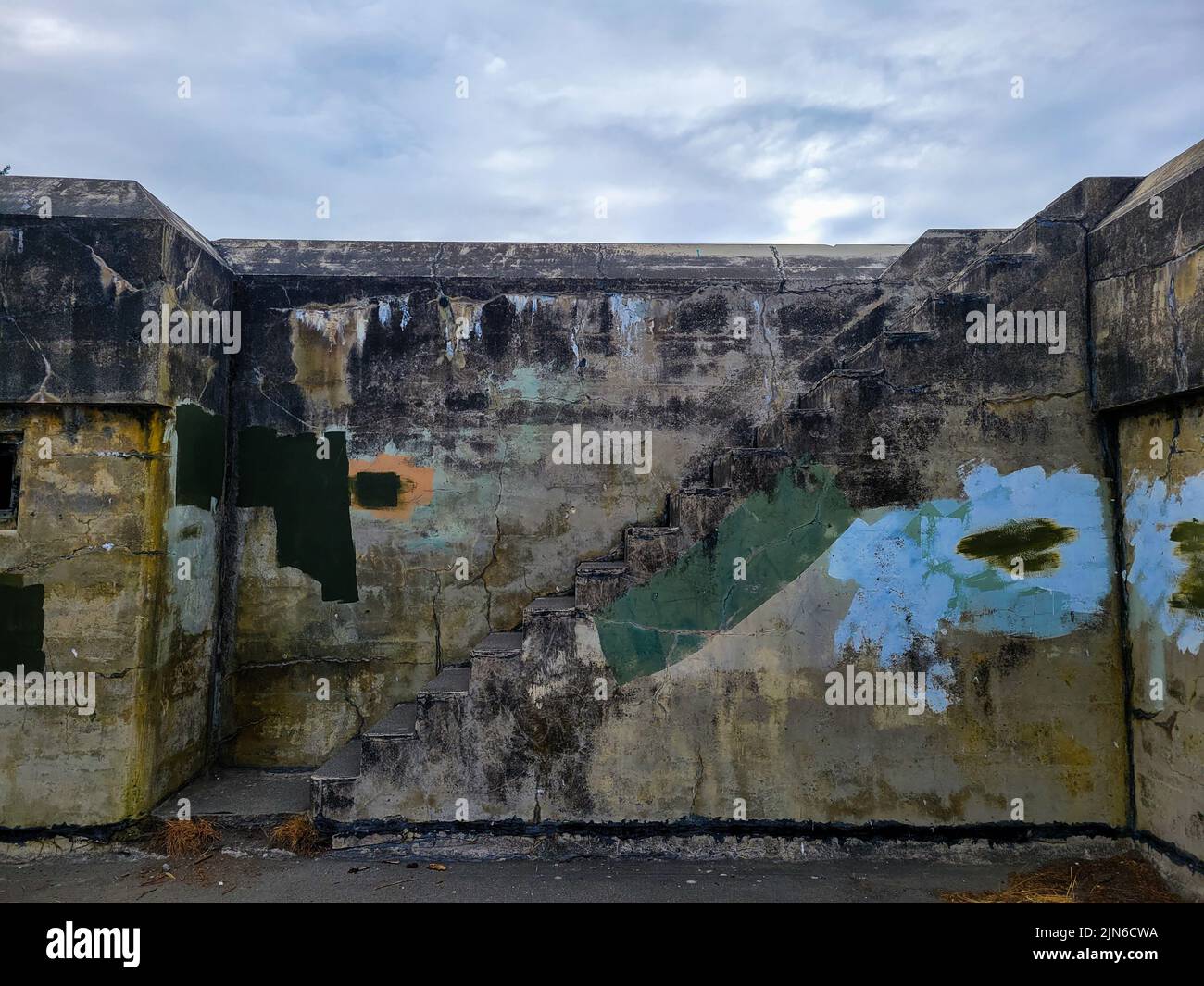 La vecchia scala nel Fort Worden Historical state Park. Washington, Stati Uniti. Foto Stock