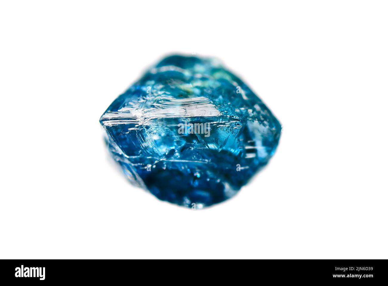 Raro cristallo di diamante blu grezzo non tagliato su sfondo bianco Foto Stock