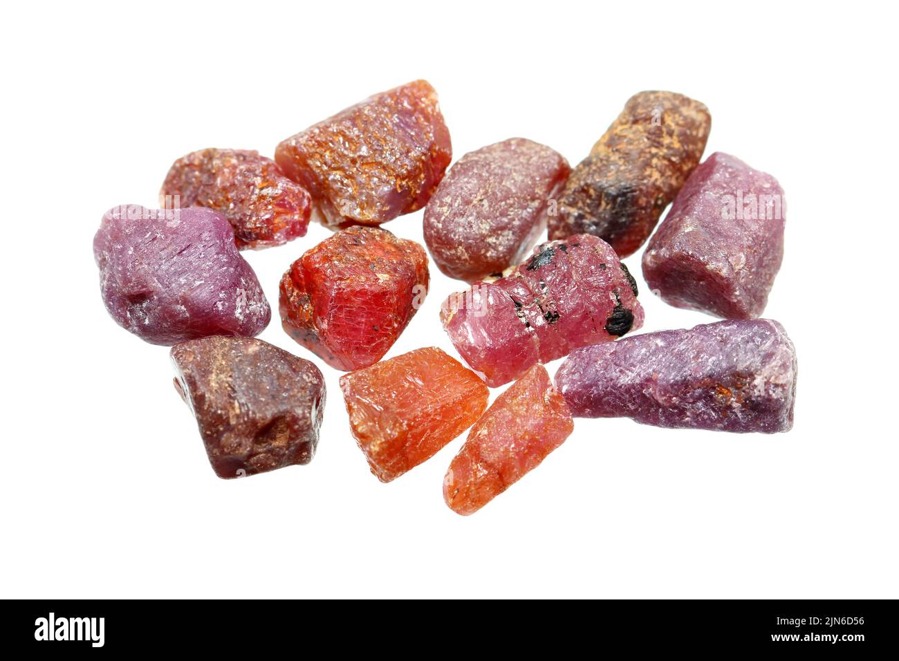 Naturale ruvido non tagliato colore rosso rubino, arancio, rosa, viola e marrone su fondo bianco Foto Stock