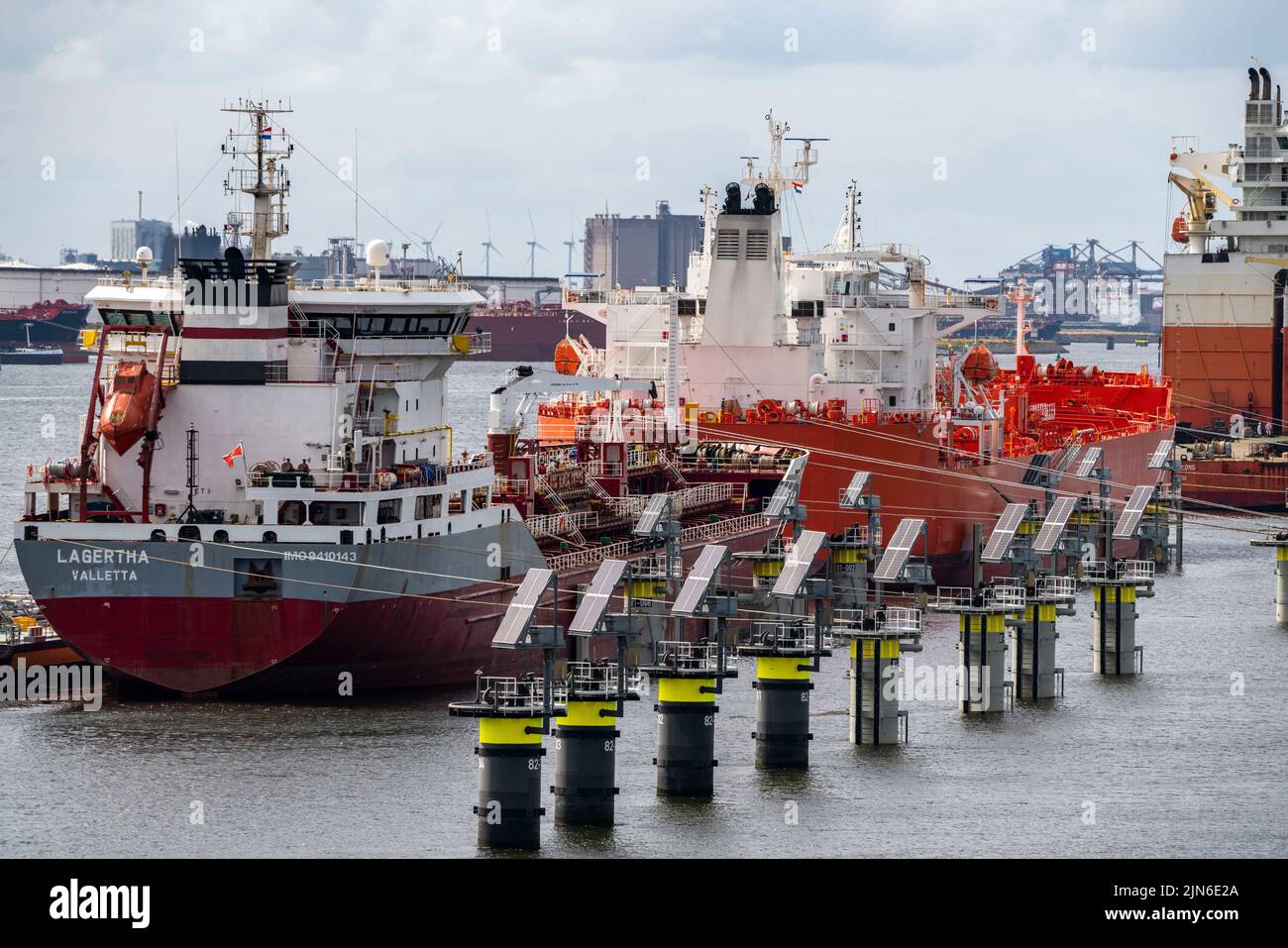 Petroleumhaven, le petroliere in attesa di nuovi carichi nel porto di Europoort, le linee di ormeggio come i cosiddetti delfini digitali, alimentati dal fotovoltaico, danno Foto Stock
