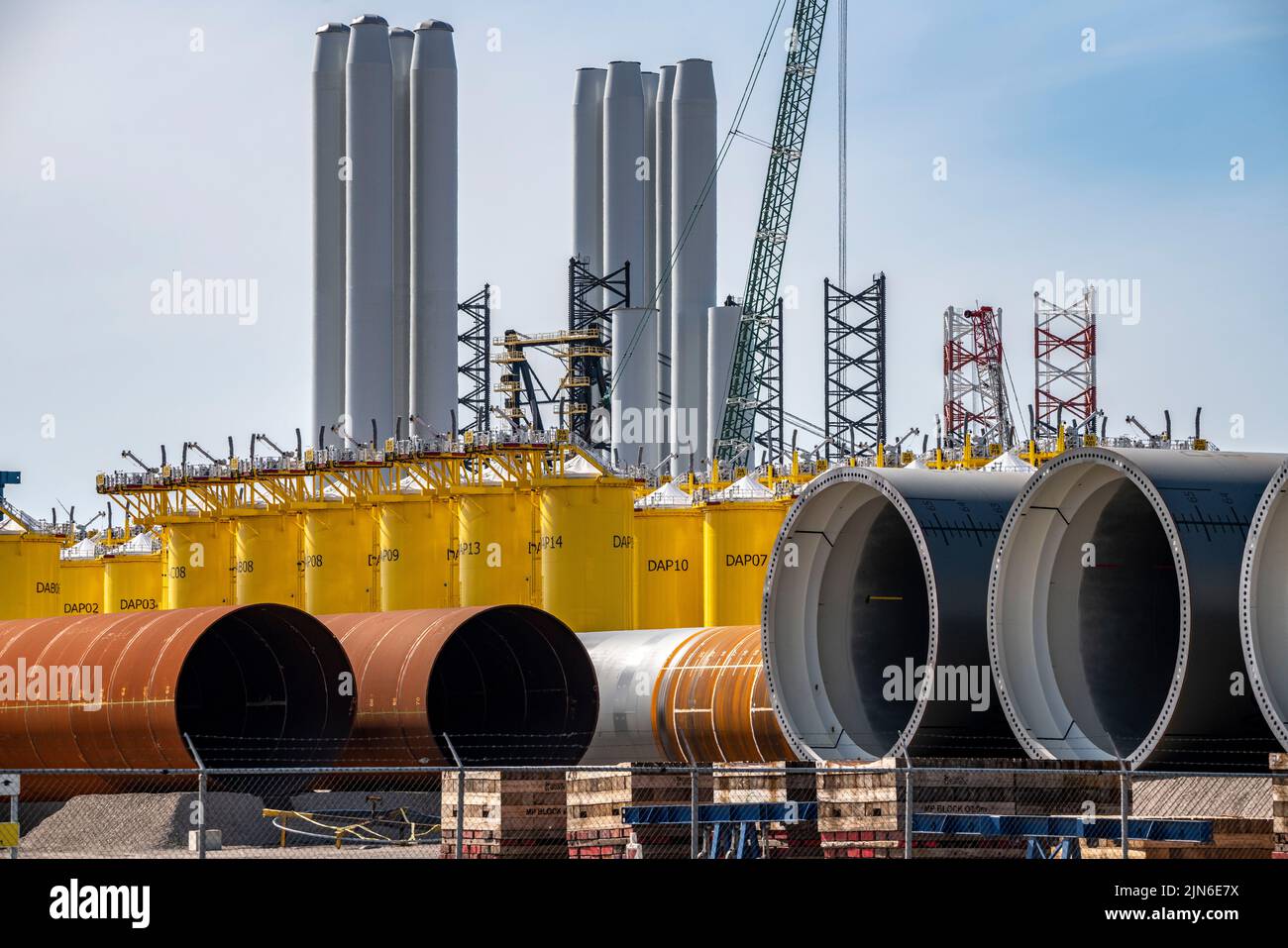 SIF Offshore Foundaitons, produzione di fondazioni per turbine eoliche offshore, turbine eoliche sono montate su questi tubi, che sono installati nella s. Foto Stock