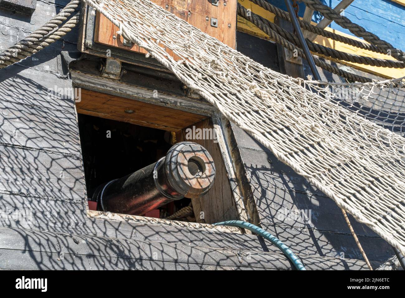 Il Götheborg di Svezia, una replica della nave a vela svedese Indiaman orientale Götheborg I. vecchio cannone che si stacca da nave di legno. Londra Foto Stock