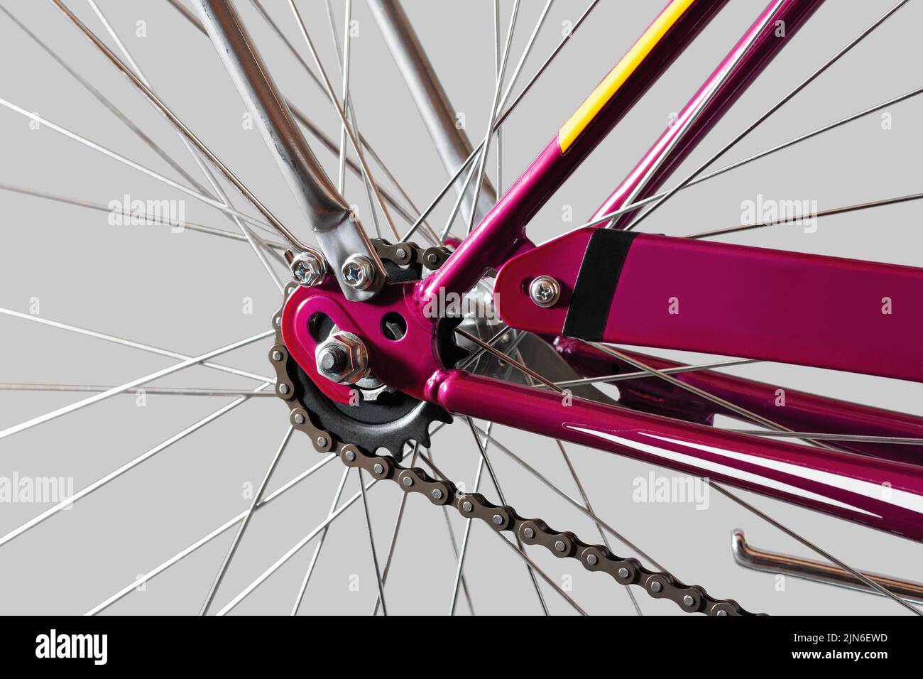 Mozzo posteriore della bicicletta. Primo piano. Isolato su sfondo grigio chiaro. Foto Stock