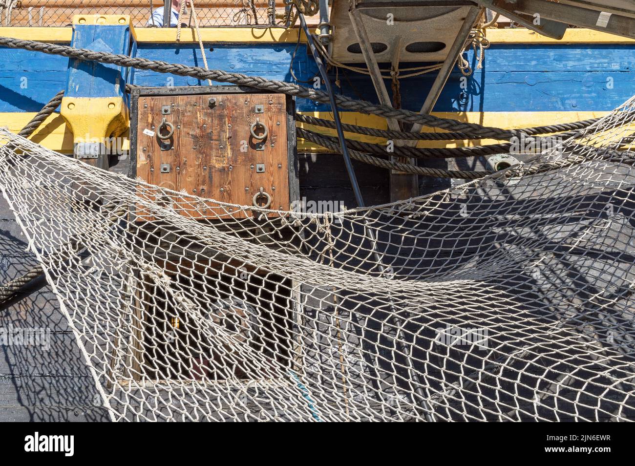 Il Götheborg di Svezia, una replica della nave a vela svedese Indiaman orientale Götheborg I. vecchio cannone che si stacca da nave di legno. Londra Foto Stock