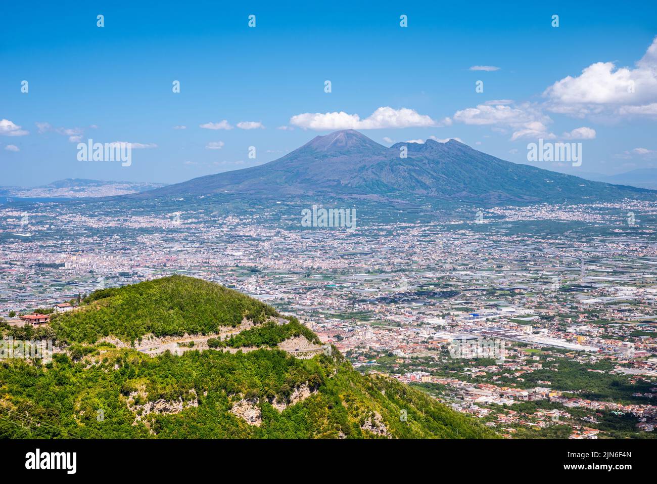 Ampia vista sul lato meridionale del Vesuvio e sull'agglomerato urbano che si estende verso i Monti Lattari. Foto Stock
