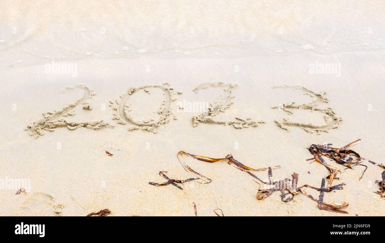 2023 Happy New Year Coming Concept, numeri 2023 sulla sabbia Foto Stock