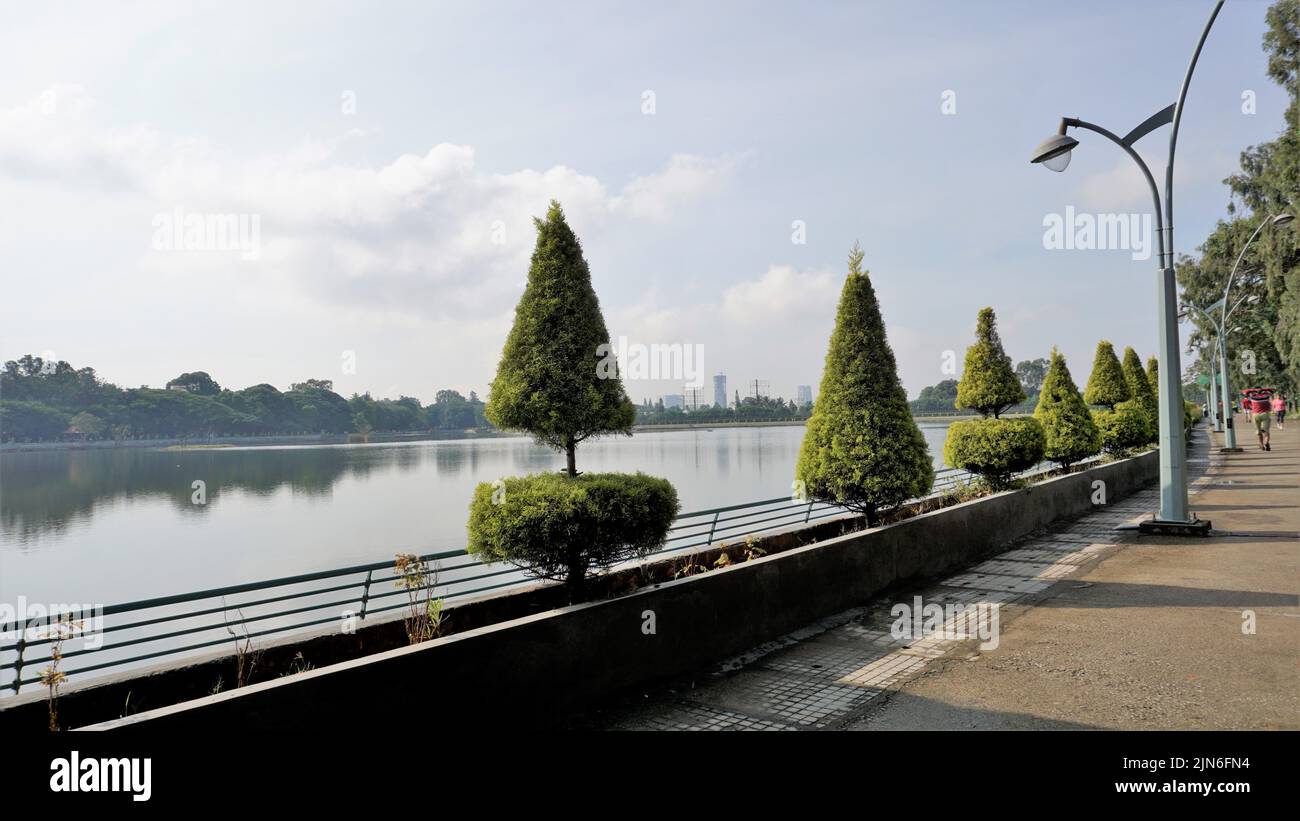 Splendida vista sul lago di Sankey Tank. Un lago artificiale costruito dal col. Richard Hieram Sankey per soddisfare le richieste di approvvigionamento idrico di Bangalore con Foto Stock