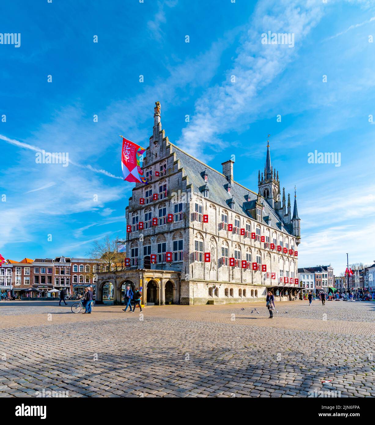 Gouda, Paesi Bassi - 14,4.2022: La piazza principale e il municipio di Gouda. Cielo blu, clima primaverile. Foto Stock