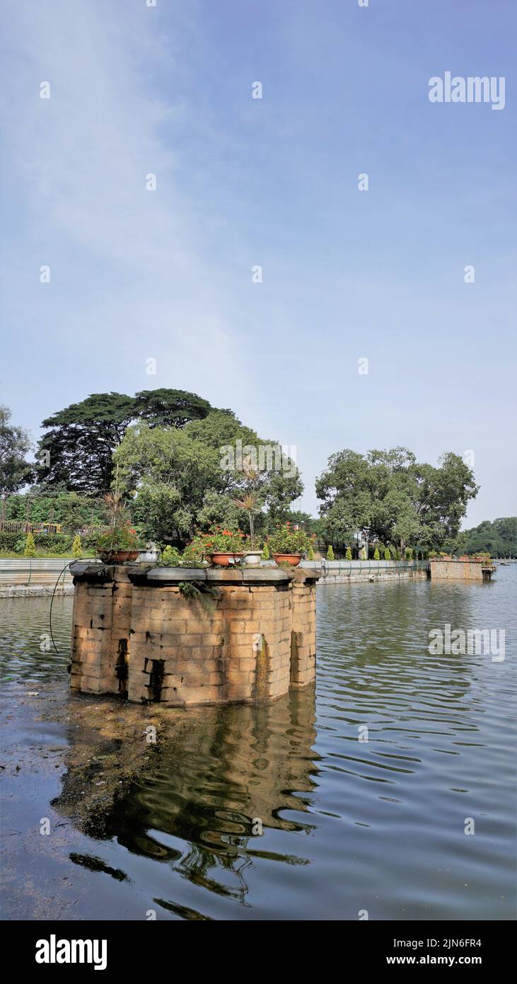 Splendida vista sul lago di Sankey Tank. Un lago artificiale costruito dal col. Richard Hieram Sankey per soddisfare le richieste di approvvigionamento idrico di Bangalore con Foto Stock