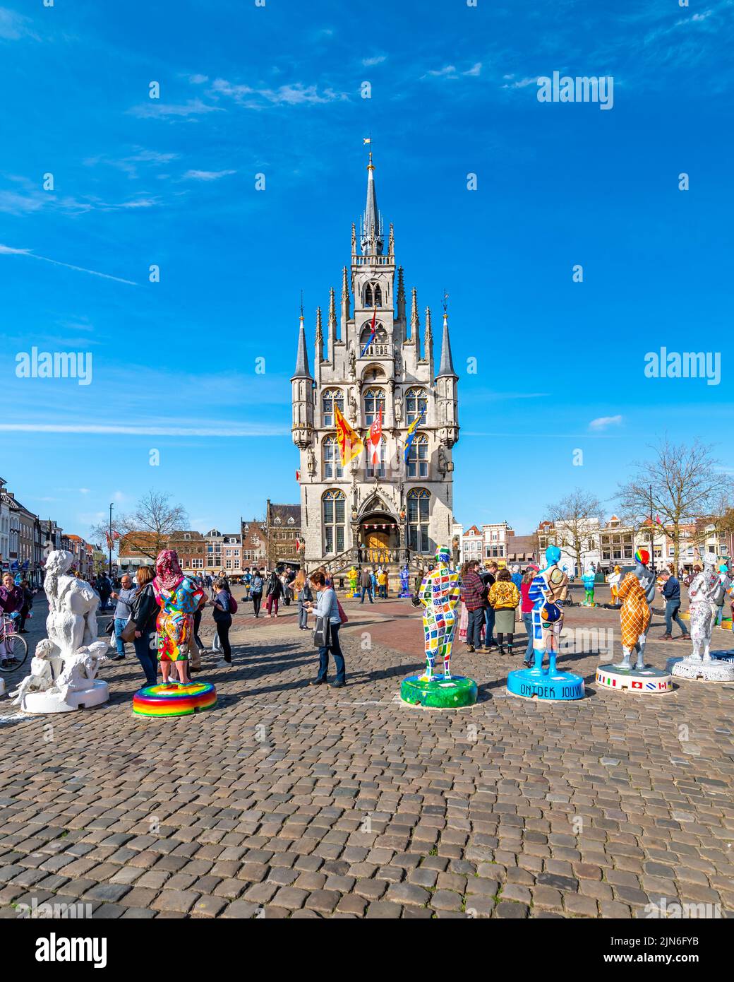 Gouda, Paesi Bassi - 14,4.2022: La piazza principale e il municipio di Gouda. Cielo blu, clima primaverile. Foto Stock