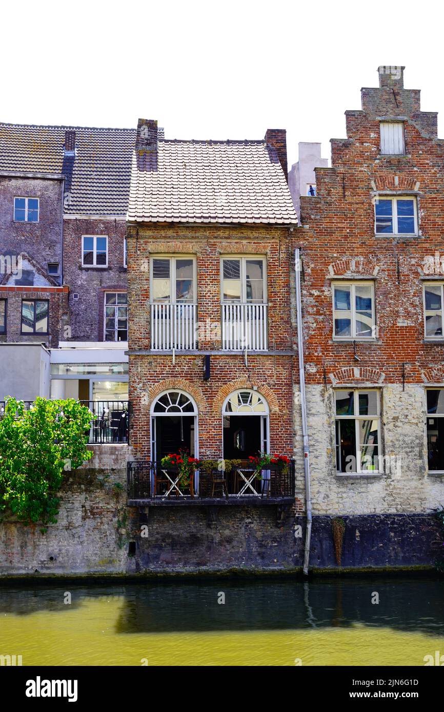 Pittoresca casa lungo il canale di Gand , Belgio Foto Stock