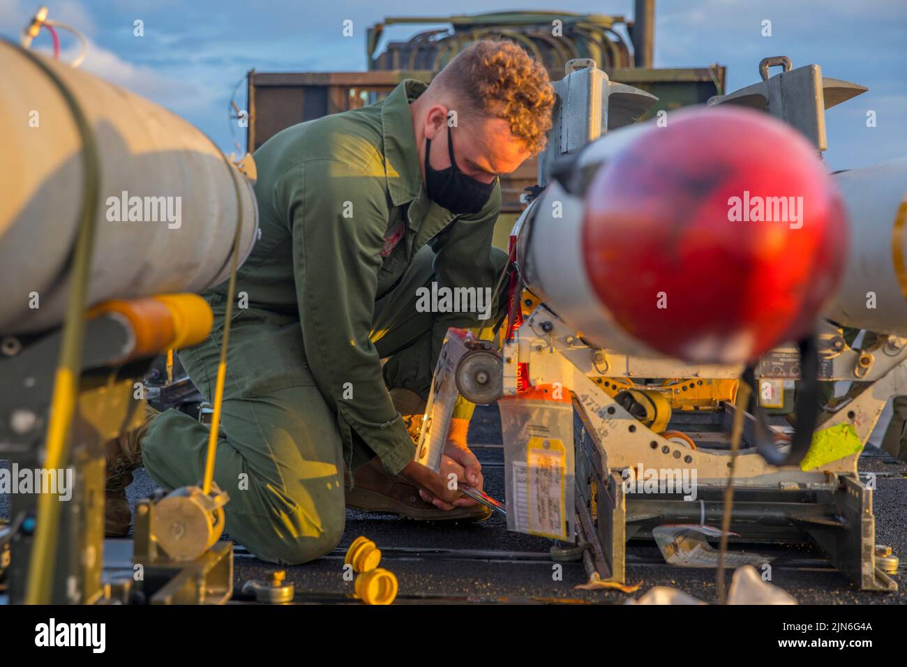 CPL del corpo marino degli Stati Uniti. Trenton Pierson, un tecnico di ordigno di aerei con Marine Fighter Attack Squadron (VMFA) 232 scarica un missile anti-radiazione ad alta velocità AGM-88 alla base dell'aeronautica di Andersen, Guam, 13 agosto 2021. VMFA-232 è stato implementato nella base aeronautica di Andersen, Guam, nell'ambito del programma di trasferimento della formazione per l'aviazione, progettato per aumentare la disponibilità operativa e ridurre l'impatto delle attività di formazione. (STATI UNITI Foto del corpo marino di Lance CPL. Tyler Harmon) Foto Stock