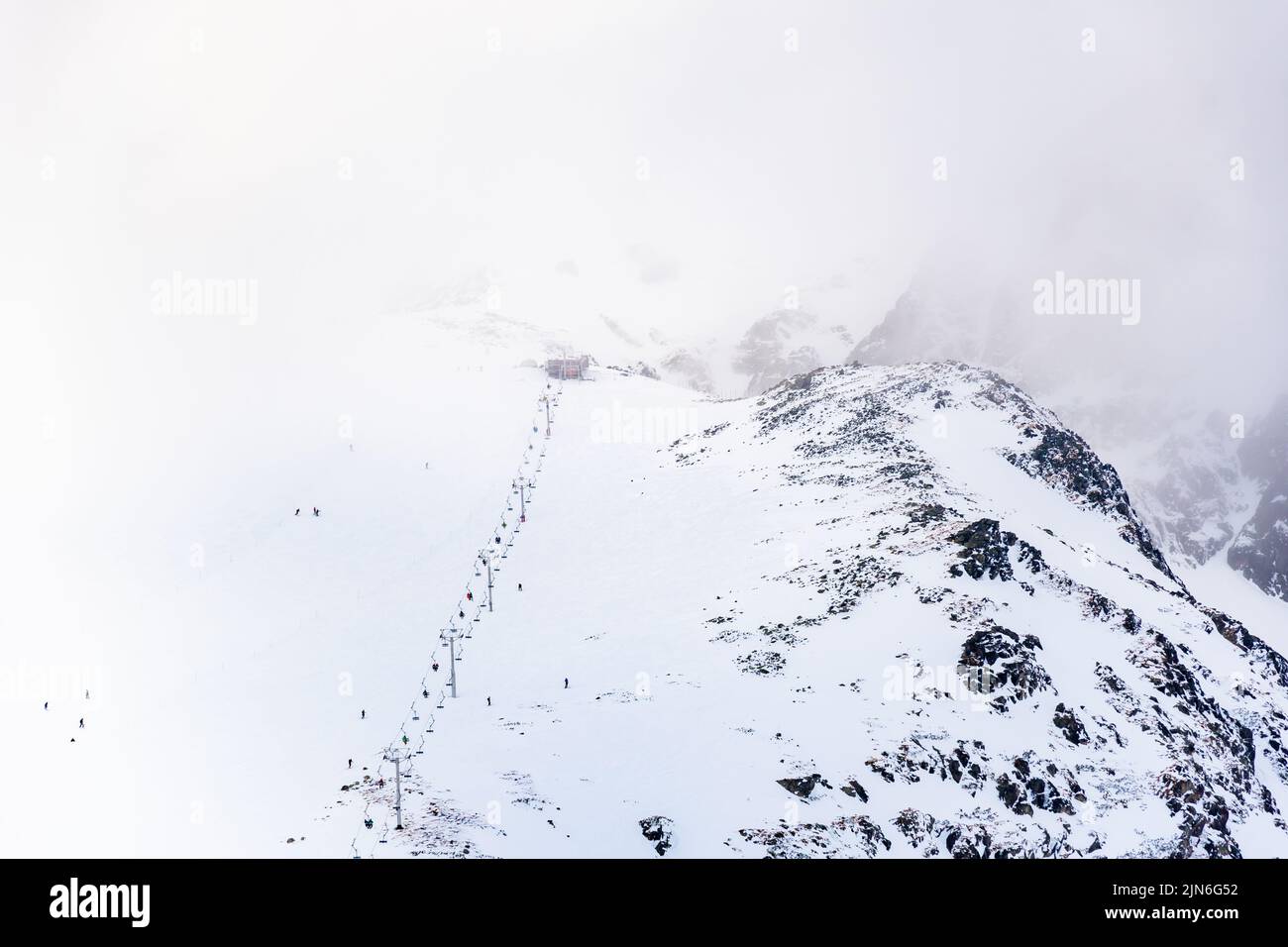 La funivia con sci turistico al monte Skalnate Pleso, Slovacchia Hight Tatra. Foto Stock