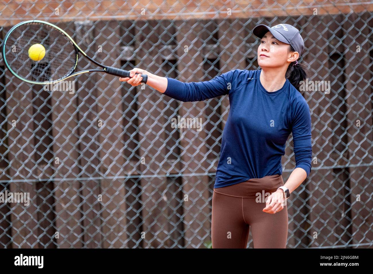 Persone di mezza età e anziane che imparano a giocare a tennis Foto Stock