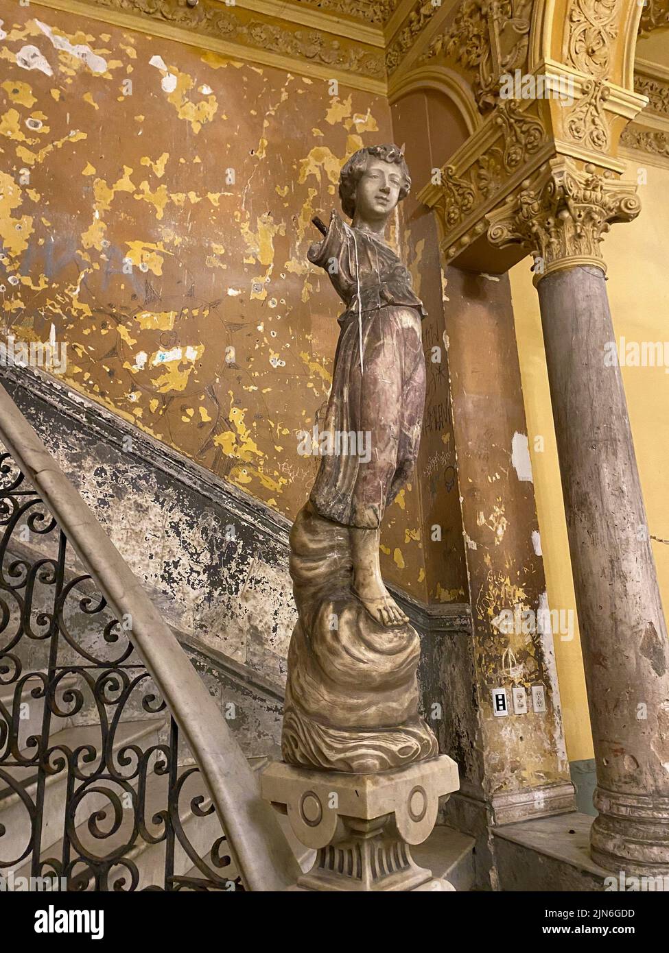 Scenografica scalinata in marmo con vista su 'la Mansión Camaguey', lo storico e emblematico paladar la Guarida in via Concordia a l'Avana Cuba. Foto Stock