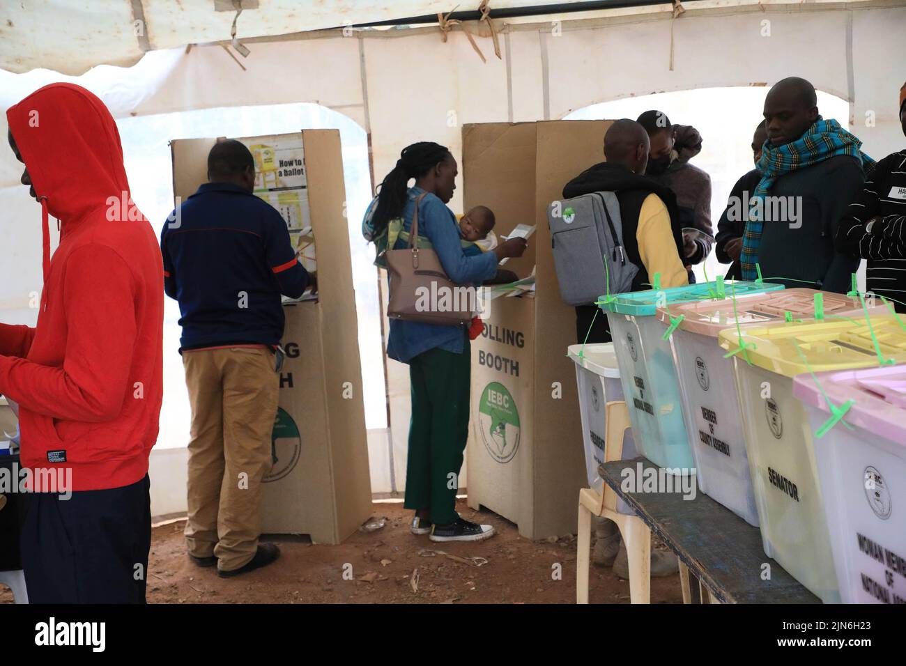 Nairobi, Kenya. 09th ago 2022. Gli elettori hanno votato i loro documenti elettorali nelle sedi elettorali di Kibera DC durante le elezioni generali del 9 agosto 2022. Le elezioni generali si svolgono in Kenya il 9 agosto 2022. Gli elettori eleggeranno il presidente, i membri dell'Assemblea Nazionale e del Senato, i governatori di contea del Kenya e i membri delle 47 assemblee di contea del Kenya. Le elezioni generali in Kenya si svolgono ogni cinque anni. Si tratta della terza elezione generale e del quarto presidente dopo la promulgazione del referendum costituzionale del 2010. Credit: SOPA Images Limited/Alamy Live News Foto Stock