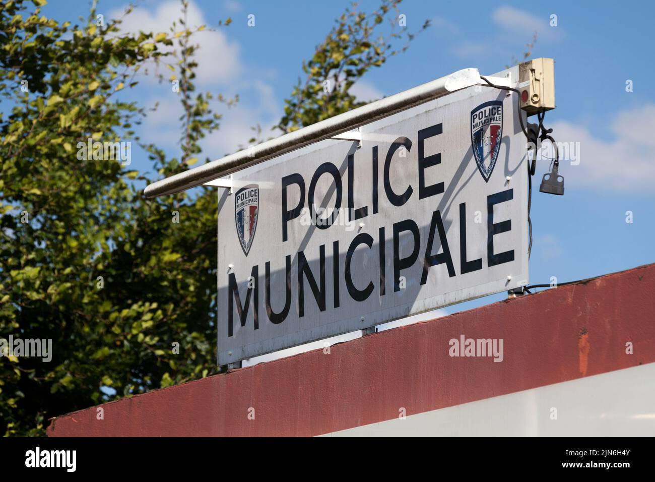 Gisors, Francia - Agosto 05 2022: Primo piano sul cartello della polizia municipale sopra l'entrata della stazione. Foto Stock