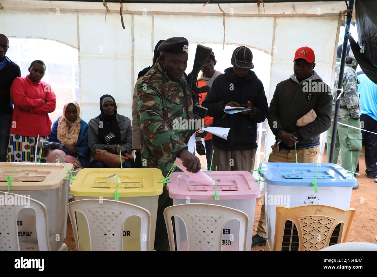 Un ufficiale di polizia lancia il suo voto in una urla a Kibera DC Grounds durante le elezioni generali del 9 agosto 2022. Le elezioni generali si svolgono in Kenya il 9 agosto 2022. Gli elettori eleggeranno il presidente, i membri dell'Assemblea Nazionale e del Senato, i governatori di contea del Kenya e i membri delle 47 assemblee di contea del Kenya. Le elezioni generali in Kenya si svolgono ogni cinque anni. Si tratta della terza elezione generale e del quarto presidente dopo la promulgazione del referendum costituzionale del 2010. (Foto di John Ochieng/SOPA Images/Sipa USA) Foto Stock