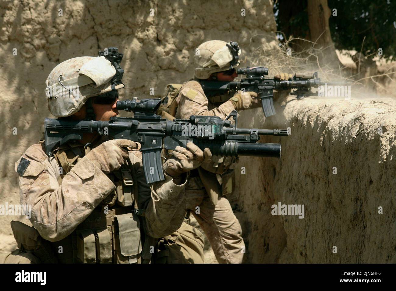VICINO a HASAAN ABAD, PROVINCIA DI HELMAND, AFGHANISTAN - 03 luglio 2009 - US Marines Sgt Ryan Pettit, a sinistra, e CPL. Matthew Miller, dal 2nd Battaglione, 8th ma Foto Stock
