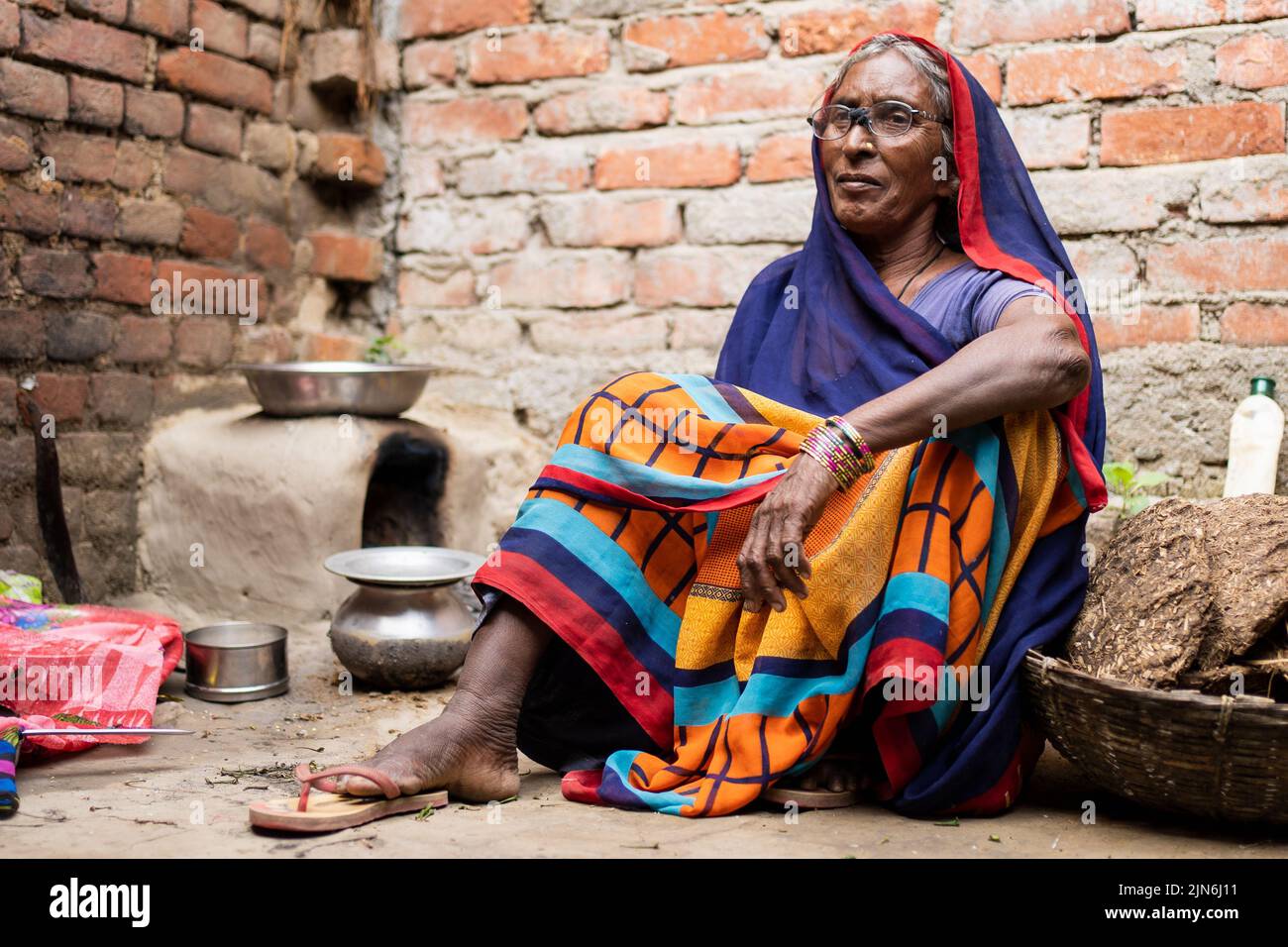 Una donna anziana a casa durante il festival. Foto Stock