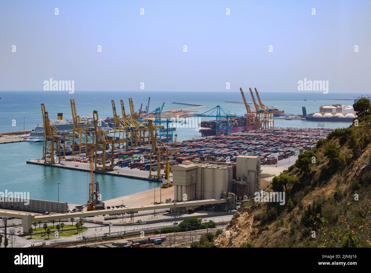 Ripresa orizzontale del porto di Barcellona, Spagna dal parco Montjuic Foto Stock