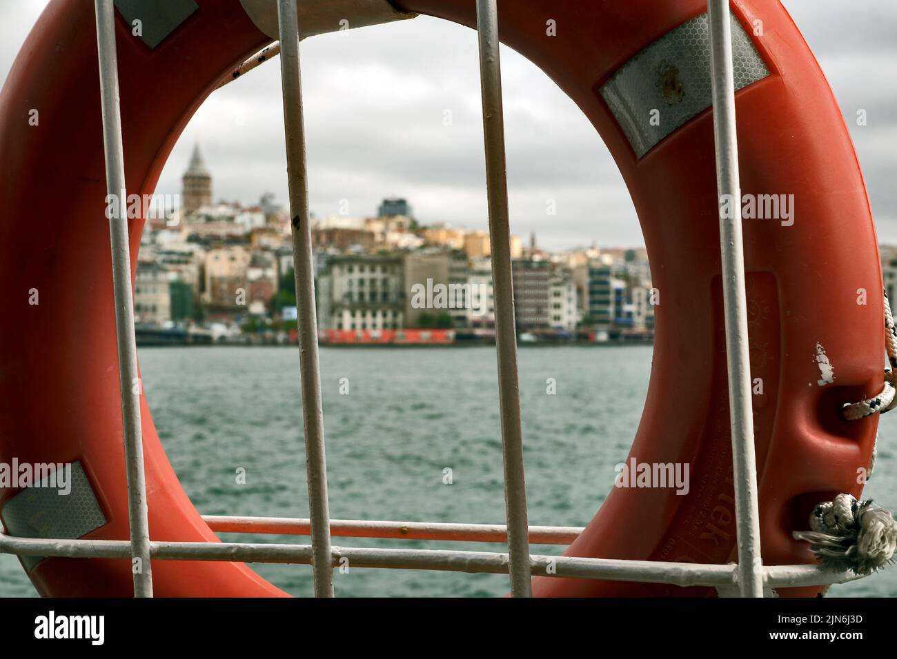 Beyoğlu, Istanbul, Turchia: Fotografato attraverso un anello salvavita Foto Stock