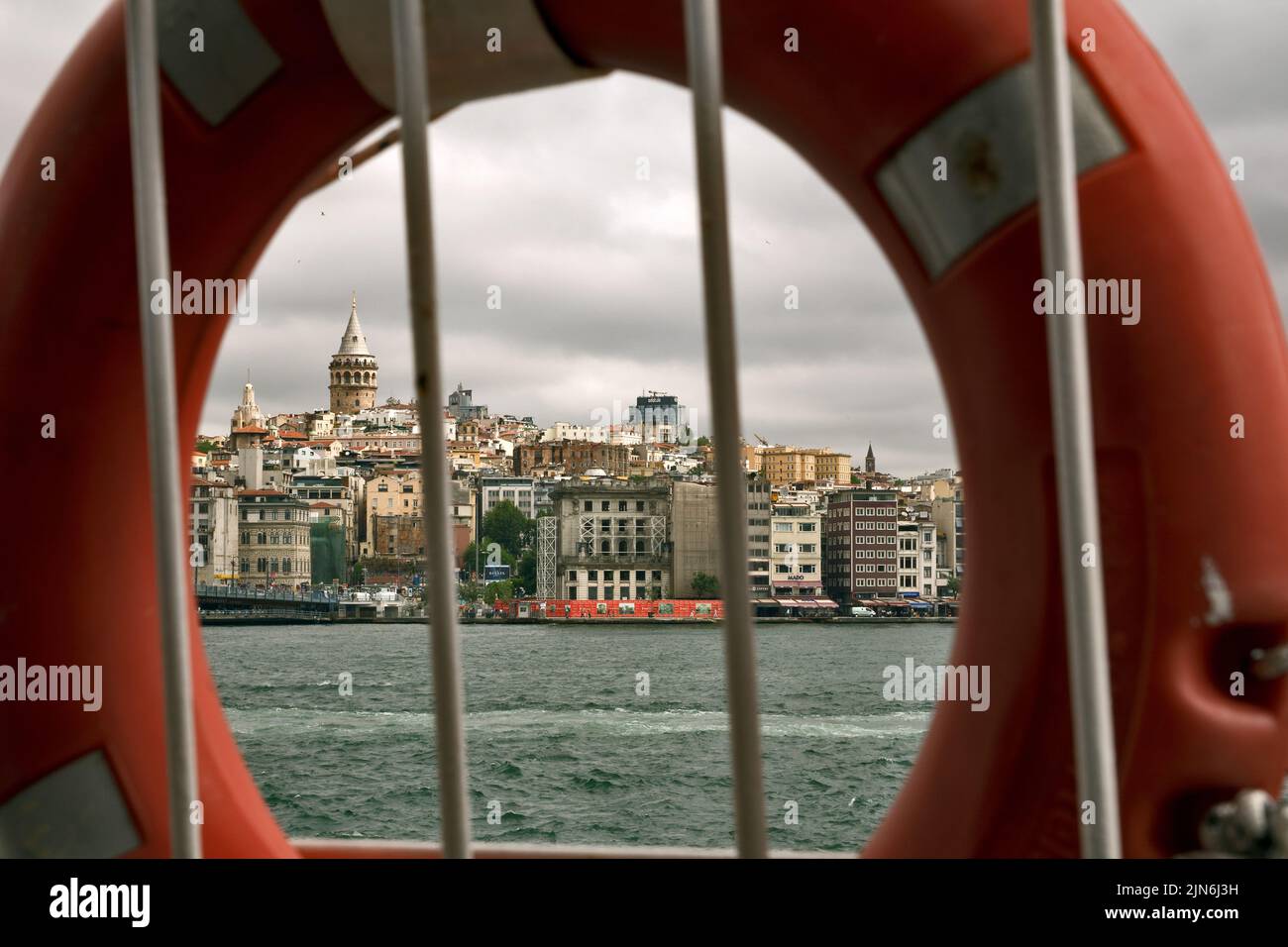 Beyoğlu, Istanbul, Turchia: Fotografato attraverso un anello salvavita Foto Stock