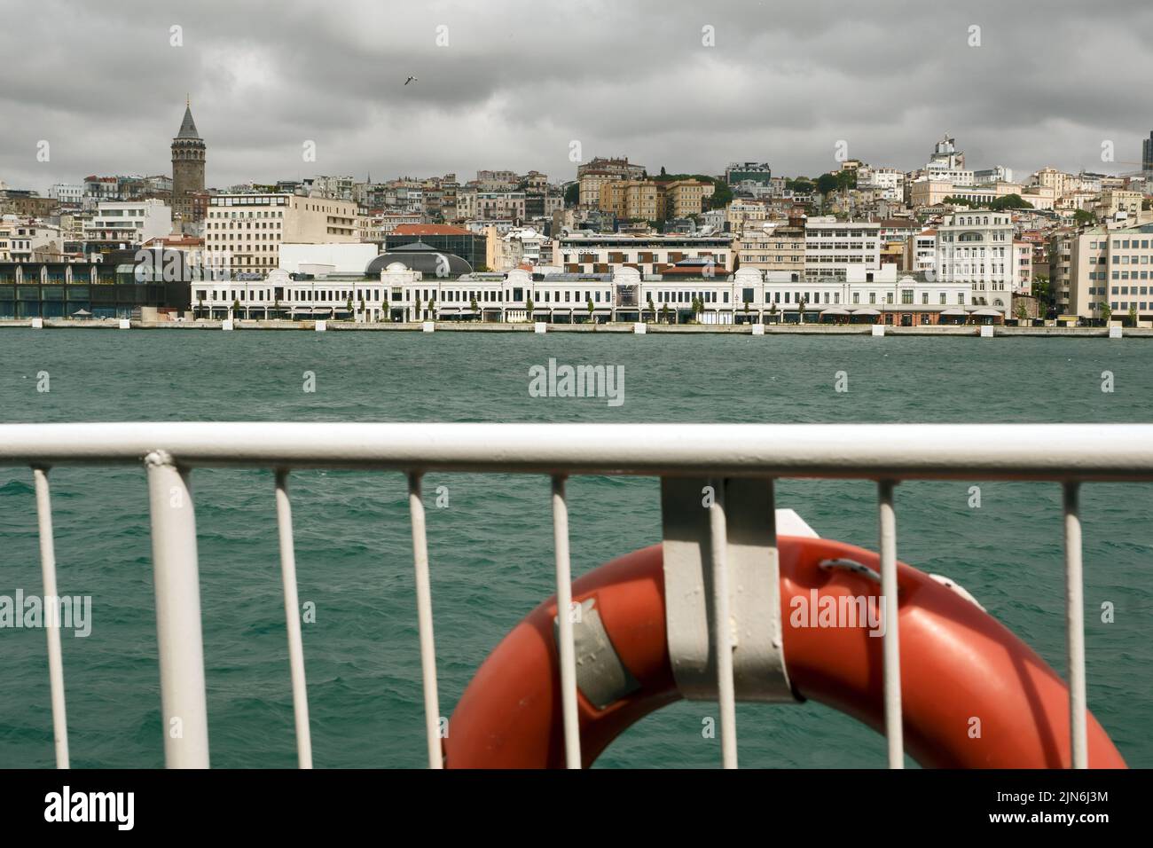 Beyoğlu, Istanbul, Turchia: Fotografato attraverso un anello salvavita Foto Stock