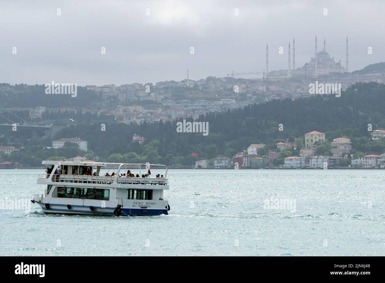 Istanbul, Turchia: La moschea di Camlıca è visibile da lontano su una collina nel distretto di Üsküdar-Çamlıca, sul lato asiatico della metropoli turca Foto Stock