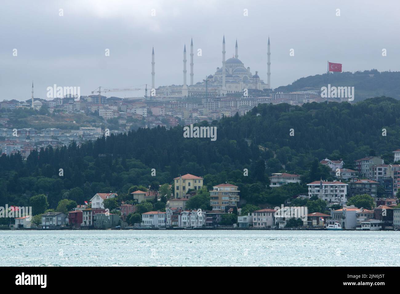Istanbul, Turchia: La moschea di Camlıca è visibile da lontano su una collina nel distretto di Üsküdar-Çamlıca, sul lato asiatico della metropoli turca Foto Stock