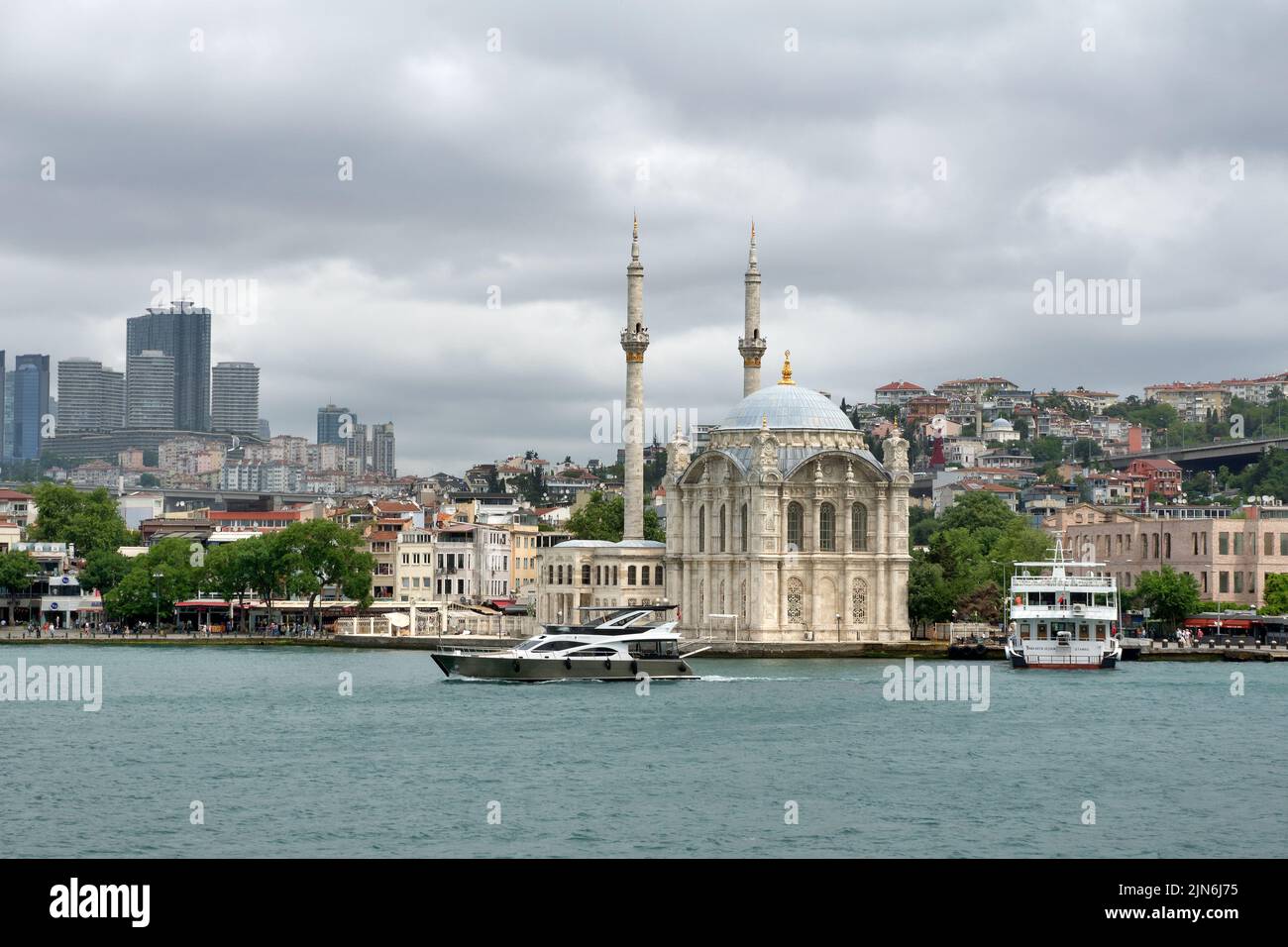 Istanbul, Turchia: Moschea Ortaköy o Büyük Mecidiye Camii (Grande Moschea del Sultano Abdülmecid) Foto Stock