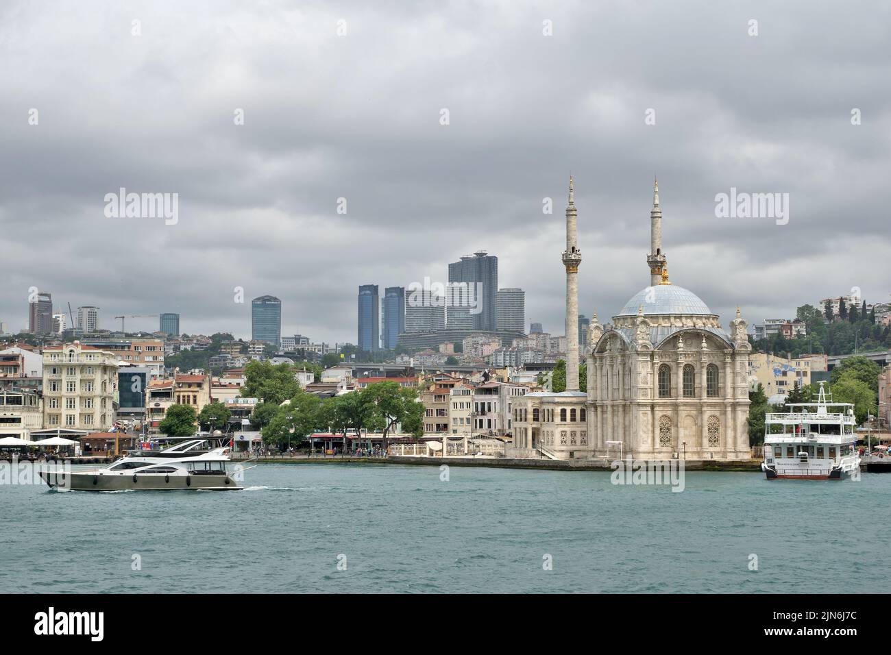 Istanbul, Turchia: Moschea Ortaköy o Büyük Mecidiye Camii (Grande Moschea del Sultano Abdülmecid) Foto Stock