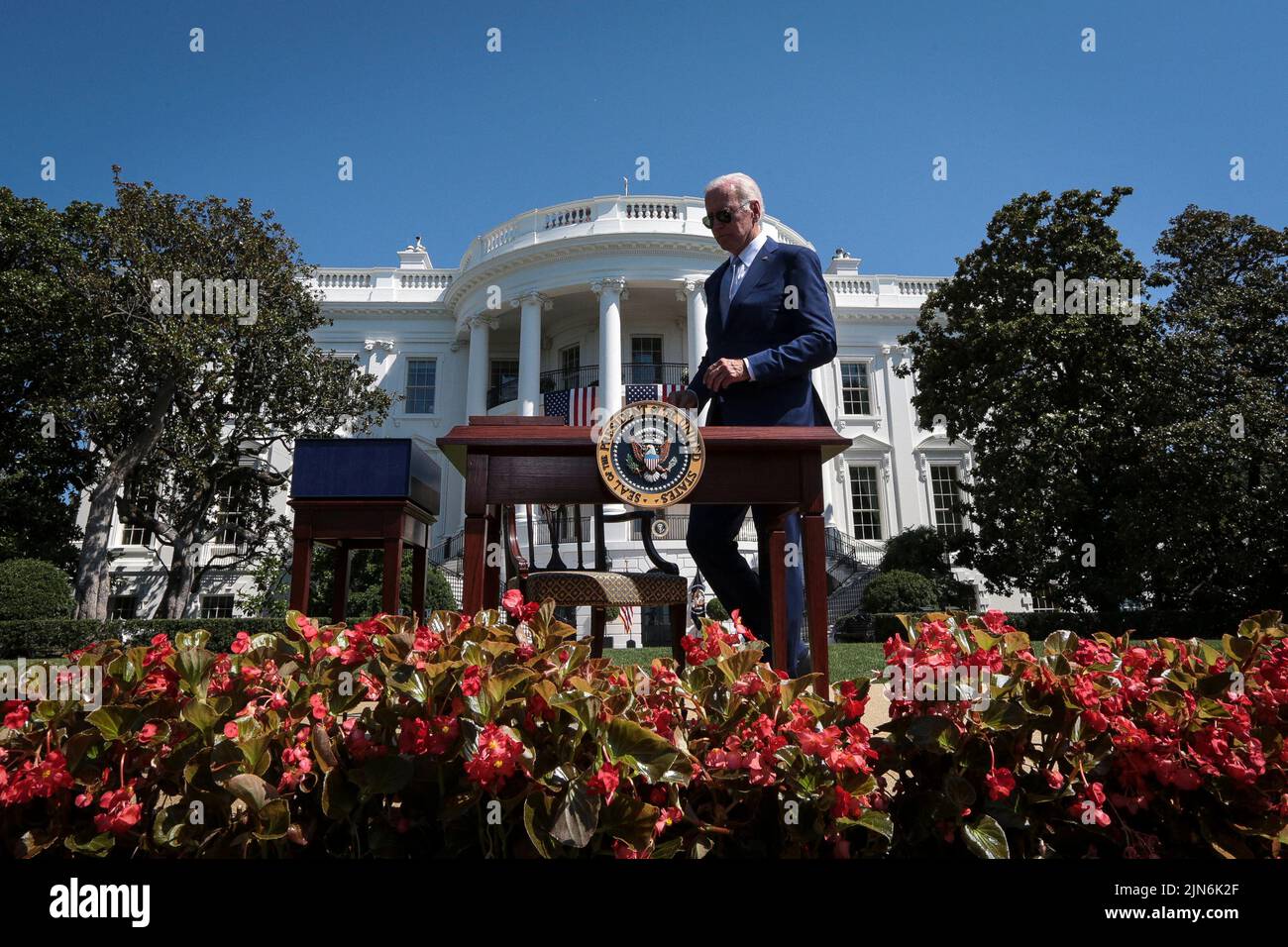 Il Presidente Joe Biden, arriva a firmare la legge H.R. 4346, IL CHIP and Science Act del 2022 sul prato meridionale della Casa Bianca il 9 agosto 2022 a Washington, DC. (Foto di Oliver Contreras/Pool/ABACAPRESS.COM) Foto Stock