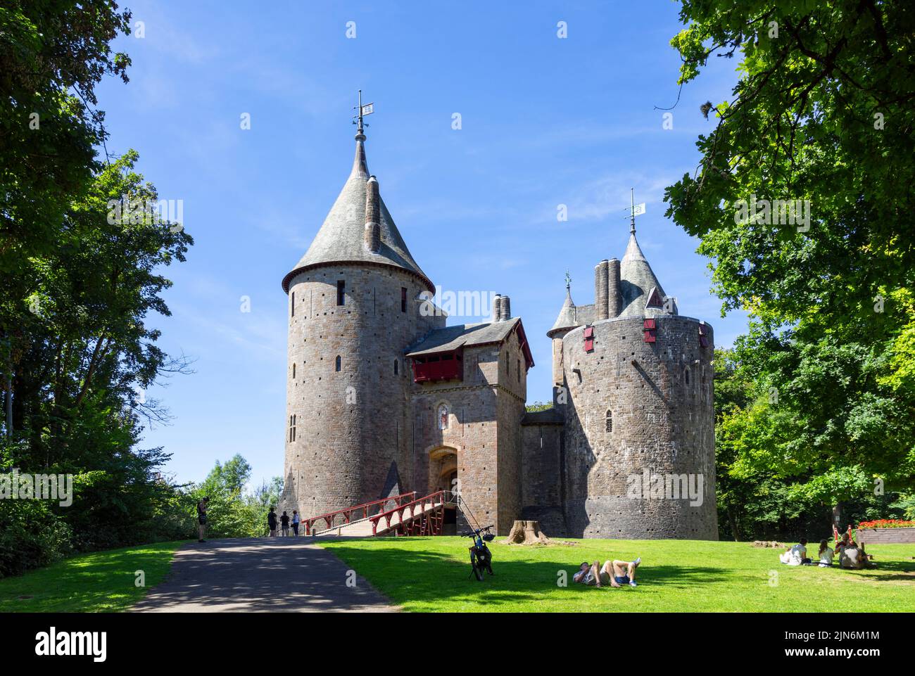 I turisti che visitano Castell Coch Castle Coch o Red Castle Tongwynlais Cardiff South Wales UK GB Europe Foto Stock