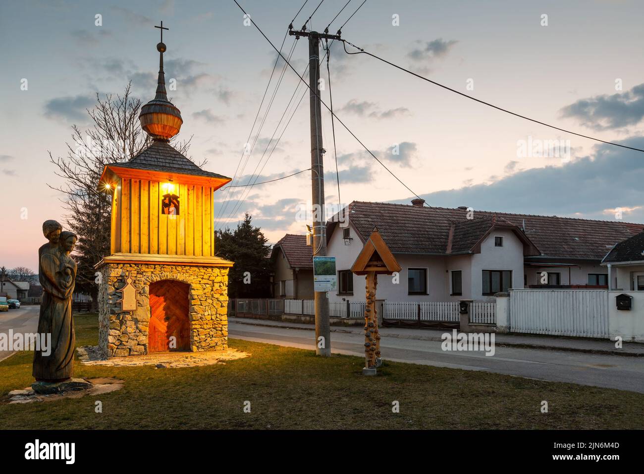 Campanile storico nel villaggio di Zabokreky, Slovacchia. Foto Stock