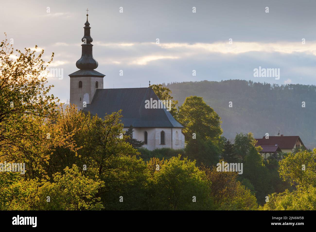 Chiesa gotica nel villaggio di Sklene, Slovacchia. Foto Stock