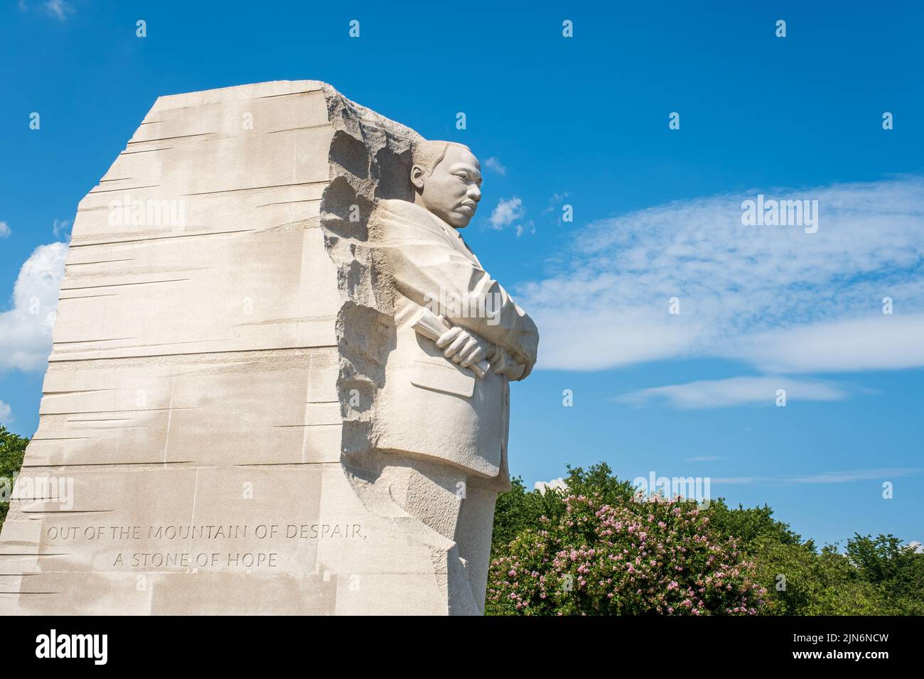 Statua di Martin Luther King con citazione 'out of the Mountain of Despair, a Stone of Hope' incisa al memoriale di Washington, DC Foto Stock