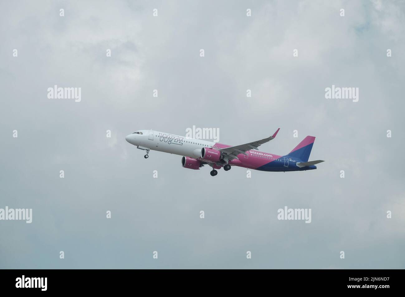 Aereo Wizz Air che decollo dall'aeroporto internazionale di Napoli. Foto Stock