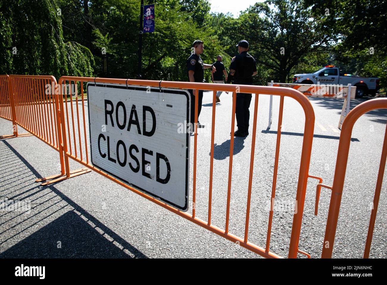 Newark, Stati Uniti. 09th ago 2022. Una pausa acquatica all'interno di un parco nella contea di Essex allagato strade e lasciato Newark, NJ residenti con bassa pressione dell'acqua il 9 agosto 2022, ha detto le autorità. ??la rottura si è verificata all'interno del Branch Brook Park in Mill Street a Belleville, NJ, influenzando la pressione dell'acqua nel vicino Newark e intrappolando almeno un veicolo, secondo i funzionari della città. La pausa ha colpito anche l'acqua a Belleville, Nutley e Bloomfield. (Foto di Karla Coté/Sipa USA) Credit: Sipa USA/Alamy Live News Foto Stock